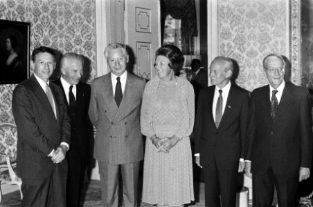 Koninginnen, onderscheidingen, Beatrix (koningin Nederland), Bestanddeelnr 932-6823