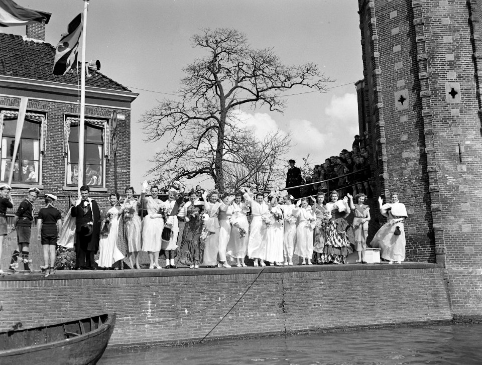 Koninginnenreunie te Sneek t.g.v. Mayfair aankomst Zeilkoningin bij Waterpoort, Bestanddeelnr 907-1316