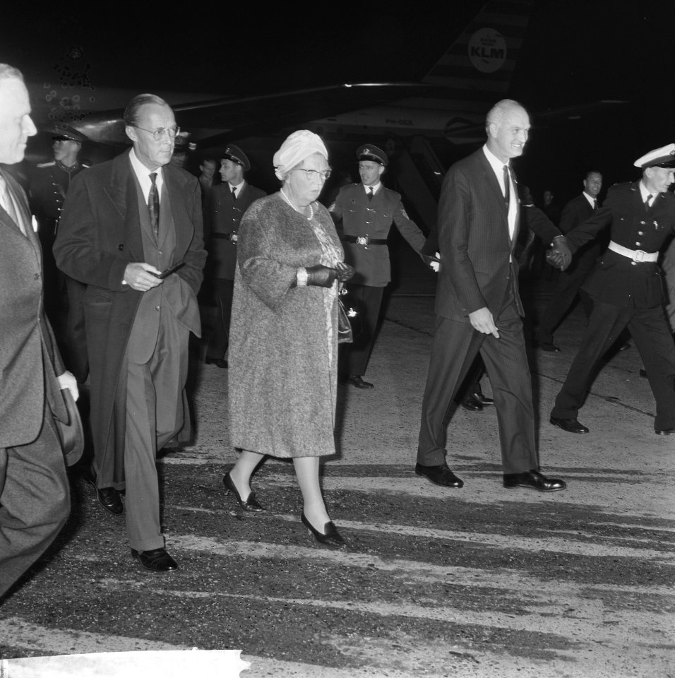 Koningn Juliana in gezelschap van haar echtgenoot prins Bernhard, Bestanddeelnr 918-3234