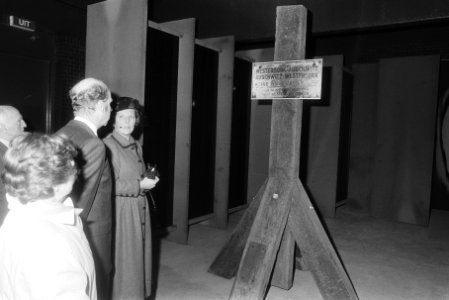 Koninginnen, openingen, concentratiekampen, Beatrix, koningin, Bestanddeelnr 932-5583
