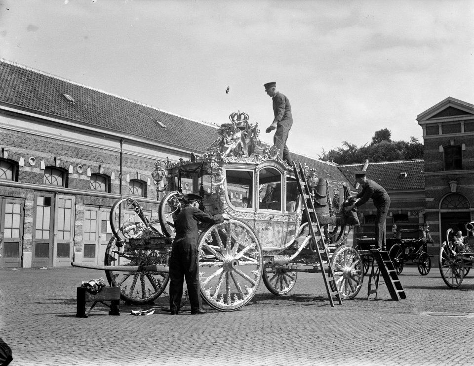 Koninklijks Stallen te Den Haag. Gouden Koets wordt schoongemaakt, Bestanddeelnr 902-8921