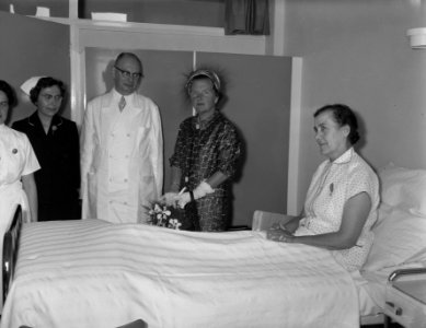 Koninginnen, bezoeken, patienten, ziekenhuizen, bedden, Bestanddeelnr 909-8257