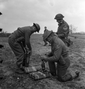 Koninklijke Nederlandse Brigade Prinses Irene in training. Mortiergranaten worde, Bestanddeelnr 934-9632
