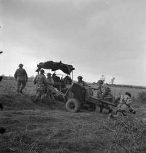 Koninklijke Nederlandse Brigade Prinses Irene in training. Een anti-tank kanon w, Bestanddeelnr 934-9630