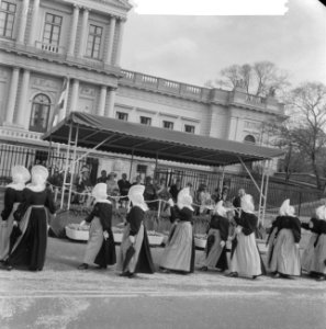 Koninklijk bezoek aan Haarlem (Katwijkse schonen defileerden), Bestanddeelnr 913-9043