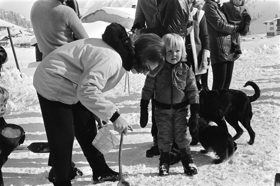 Koninklijke Familie voor wintervakantie in Lech nr. 17, 18 Prins Willem Alexan, Bestanddeelnr 924-3201