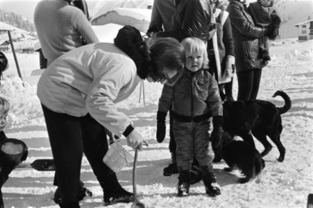 Koninklijke Familie voor wintervakantie in Lech nr. 17, 18 Prins Willem Alexan, Bestanddeelnr 924-3201
