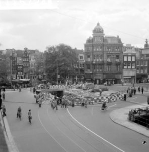 Koningsplein met verkeer (afsluiting Leidsestraat), Bestanddeelnr 911-5724