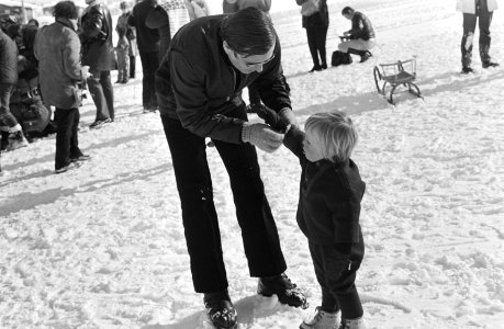 Koninklijke Familie voor wintervakantie in Lech Prins Claus met Prins Johan Fri, Bestanddeelnr 924-3196