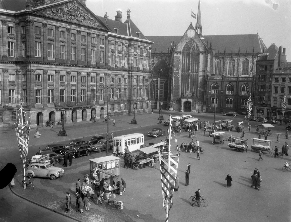 Koninginnedag in Amsterdam op de Dam, Bestanddeelnr 906-4355