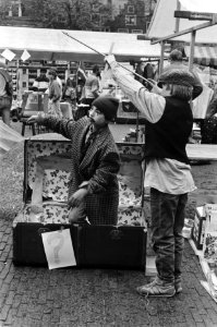 Koninginnedag in Amsterdam 17 man verkoop Space cake op Leidseplein, 18 twee jo, Bestanddeelnr 933-3118