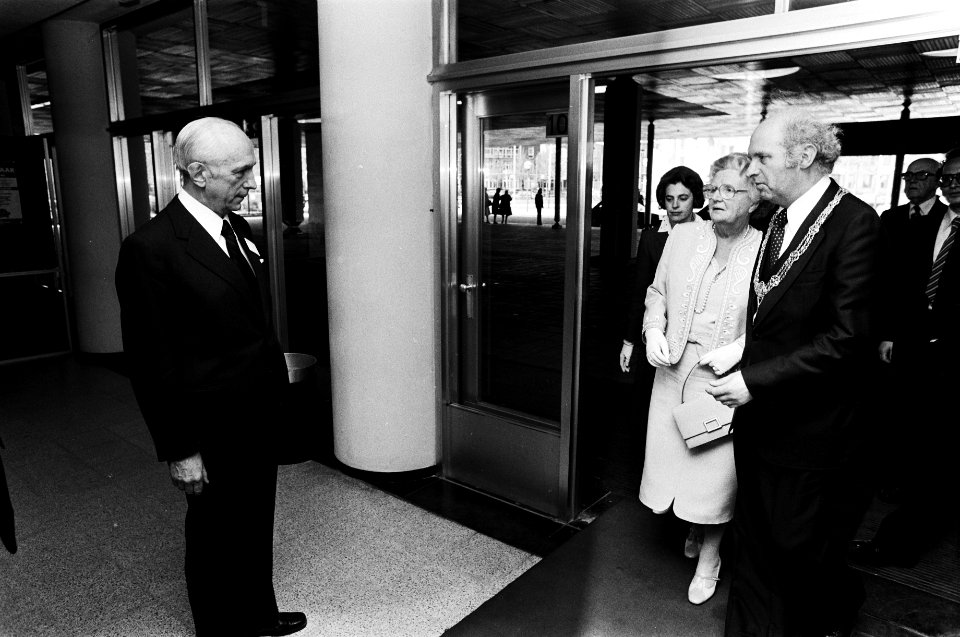 Koninginnen, voorzitters, burgemeesters, Juliana, koningin, Cravatte, J, Schols,, Bestanddeelnr 930-2607