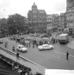 Koningsplein met verkeer (afsluiting Leidsestraat), Bestanddeelnr 911-5722