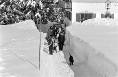 Koninklijke Familie voor wintervakantie in Lech Prinses Beatrix met kinderen op, Bestanddeelnr 924-3214