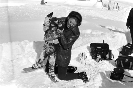 Koninklijke Familie voor wintervakantie in Lech Prinses Beatrix met Prins Johan, Bestanddeelnr 924-3191