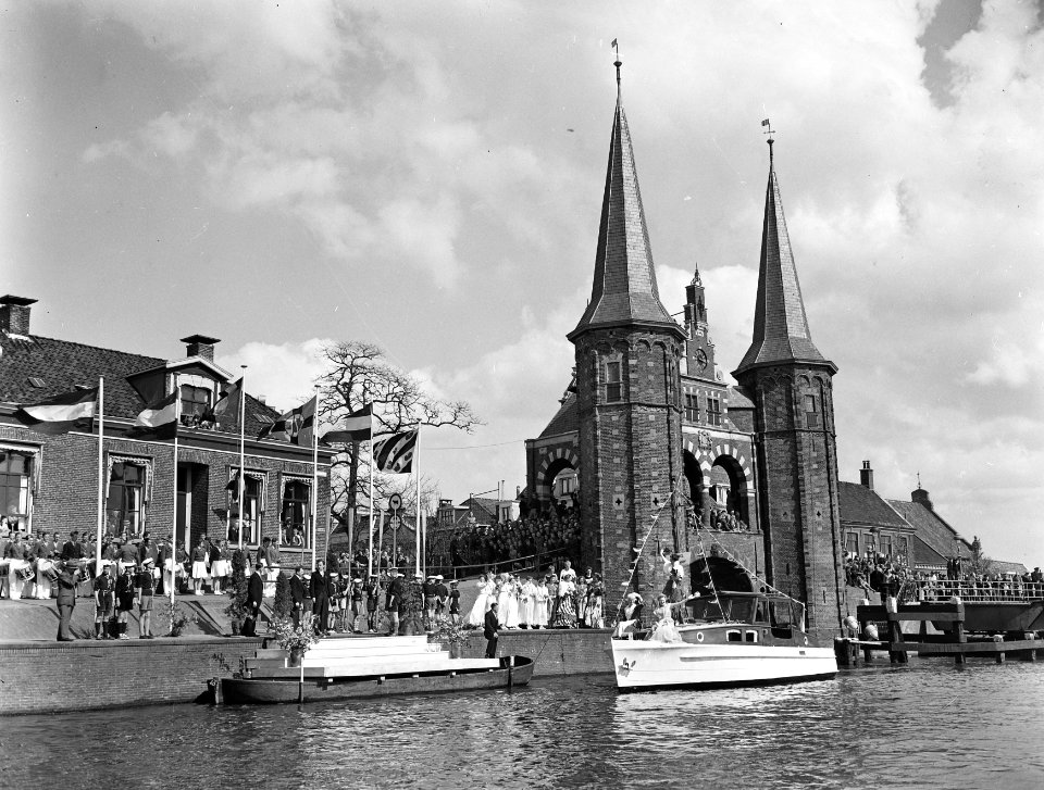Koninginnenreunie te Sneek t.g.v. Mayfair aankomst Zeilkoningin bij Waterpoort, Bestanddeelnr 907-1315