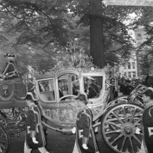 Koninklijke familie op weg naar Paleis Lange Voorhout vanaf het Binnenhof, Bestanddeelnr 922-7954