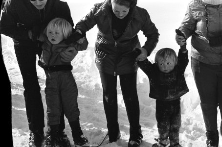 Koninklijke Familie voor wintervakantie in Lech nr. 16 l. Willem Alexander , r, Bestanddeelnr 924-3185