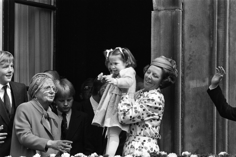 Koninginnedag 1984 in Den Haag Prinses Juliana en Koningin Beatrix hand in han, Bestanddeelnr 932-9500