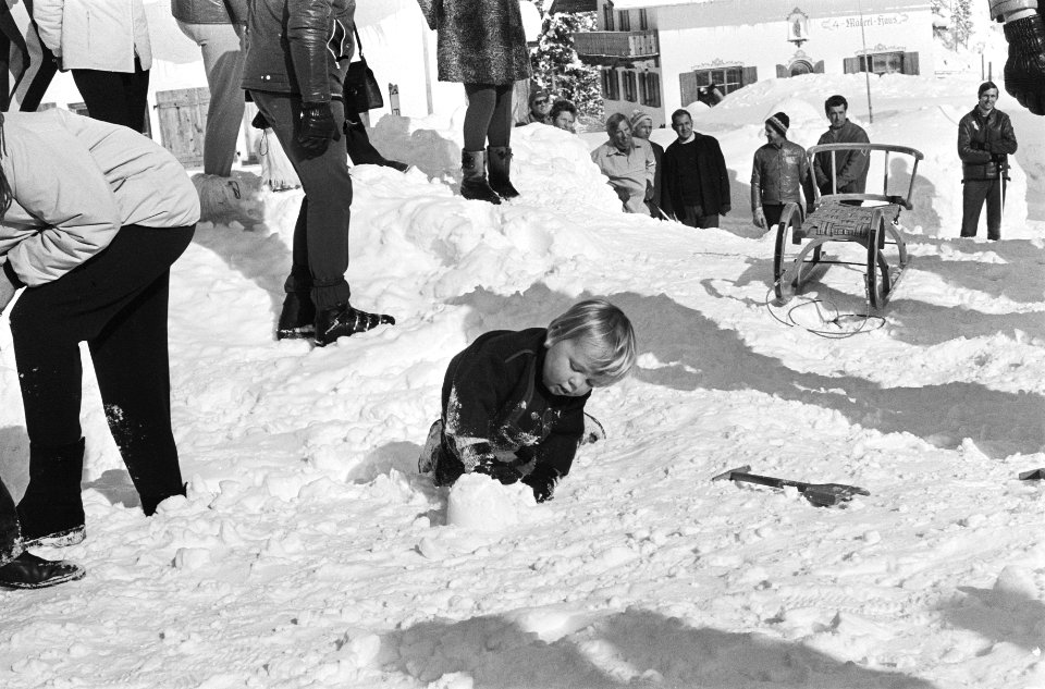 Koninklijke Familie voor wintervakantie in Lech Prins Johan Friso in de sneeuw, Bestanddeelnr 924-3183