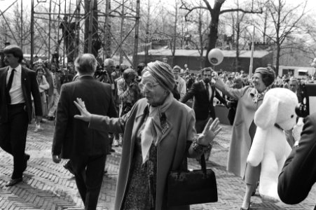 Koninginnedag 1984 in Den Haag Prinses Juliana , geirriteerd door fotografen, Bestanddeelnr 932-9510