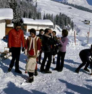 Koninklijke Familie voor wintersport in Lech, Oostenrijk Prinses Irene met Prins, Bestanddeelnr 254-8816