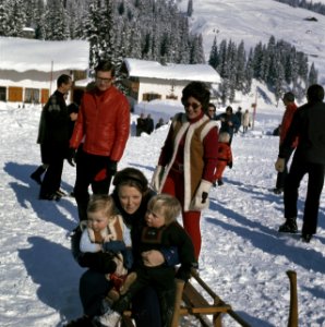 Koninklijke Familie voor wintersport in Lech, Oostenrijk Prinses Irene met Prins, Bestanddeelnr 254-8815