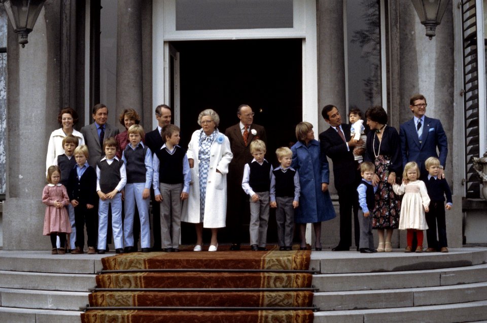 Koninginnedag 1978, defile Soestdijk gehele Koninklijke Familie op bordes, Bestanddeelnr 254-9987