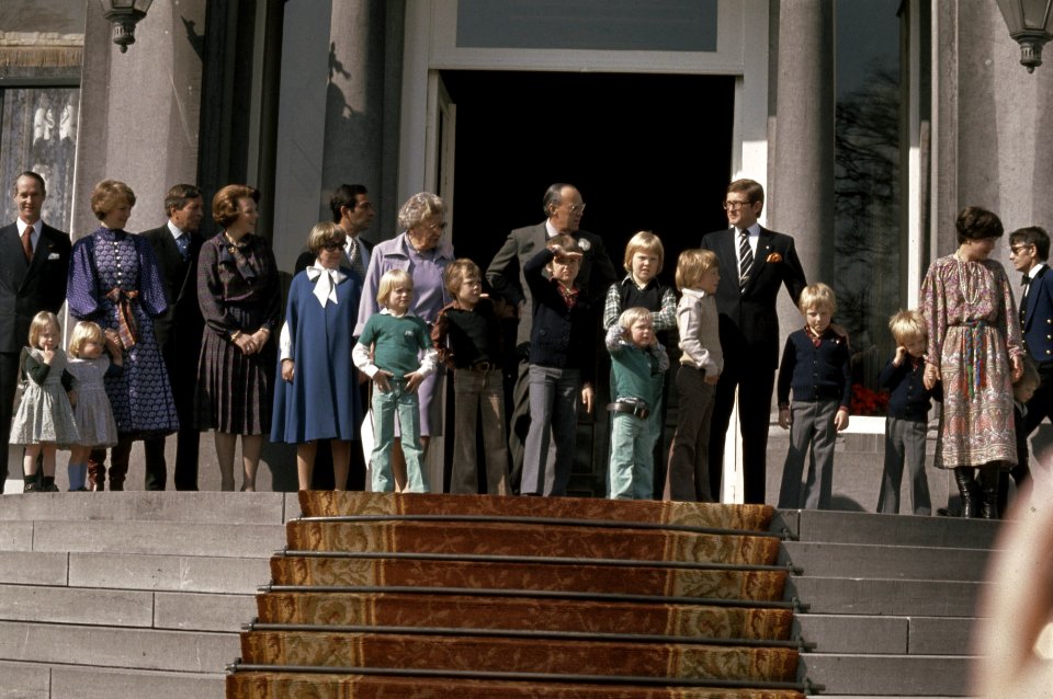 Koninginnedag 1977, defile Soestdijk Koninklijke Familie op bordes, Bestanddeelnr 254-9906