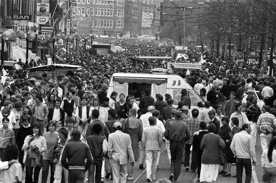 Koninginnedag 1984 in Amsterdam grote drukte op Rokin, Bestanddeelnr 932-9521