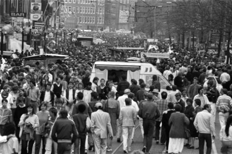 Koninginnedag 1984 in Amsterdam grote drukte op Rokin, Bestanddeelnr 932-9521
