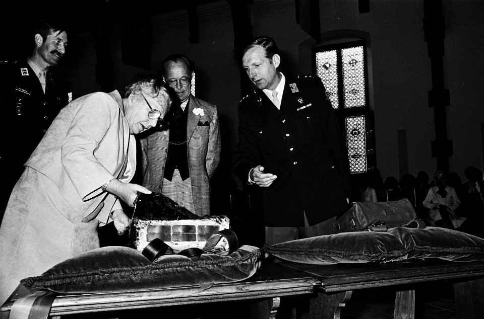 Koninginnen, tentoonstellingen, openingen, prinsen, Juliana, koningin, Bernhard,, Bestanddeelnr 930-3143
