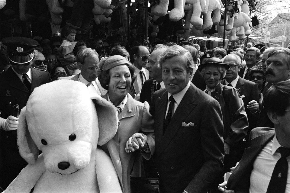 Koninginnedag 1984 in Den Haag Koningin Beatrix en Prins Claus en beer in de d, Bestanddeelnr 932-9497