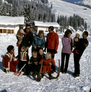 Koninklijke Familie voor wintersport in Lech, Oostenrijk in de sneeuw, Bestanddeelnr 254-8783