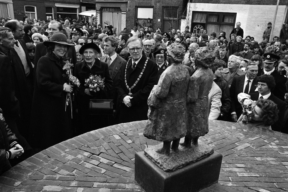 Koninginnen, beeldhouwwerken, stadsvernieuwing, burgemeesters, Beatrix, koningin, Bestanddeelnr 932-5493