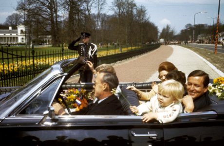 Koninginnedag rijtoer van Koninklijke Familie, Bestanddeelnr 254-8497