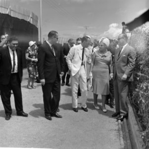 Koninklijk bezoek aan Aruba, koningin Juliana en prins Bernhard bekijken produkt, Bestanddeelnr 918-2631