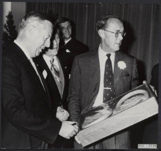 Koninklijk huis, prinsen, openingen, academies, geschenken, Bernhard, prins, Fei, Bestanddeelnr 016-0746