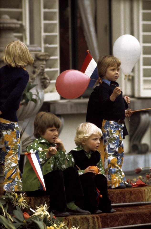 Koninginnedag 1974, defile Soestdijk Prinsjes met ballon, Bestanddeelnr 254-9593