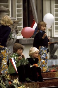 Koninginnedag 1974, defile Soestdijk Prinsjes met ballon, Bestanddeelnr 254-9593