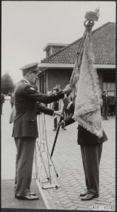 Koninklijk huis, prinsen, officieren, vaandels, Bernhard, prins, Garderegiment F, Bestanddeelnr 016-0724