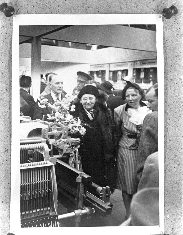 Koninklijk bezoek aan de 46e Jaarbeurs te Utrecht. Koningin Wilhelmina en prinse, Bestanddeelnr 901-6261
