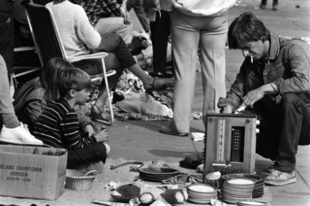 Koninginnedag 1984 in Amsterdam verkoop van fricandellen op vrijmarkt, Bestanddeelnr 932-9519