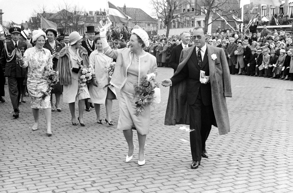 Koninklijk bezoek aan Friesland (wandeling naar Beurs), Bestanddeelnr 913-8829
