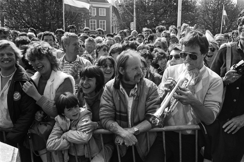 Koninginnedag 1984 in Den Haag vrolijke menigte, Bestanddeelnr 932-9516