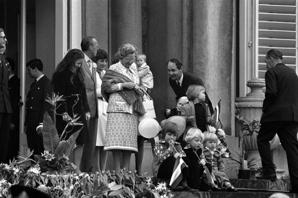 Koninginnedag op Soestdijk Koninklijke familie op bordes Carlos en kinderen tus, Bestanddeelnr 927-1610