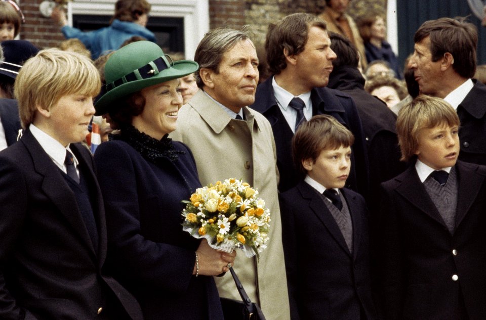 Koninginnedag Koninklijke Familie bezoekt Harlingen en Zuidlaren voor stadhuis, Bestanddeelnr 253-8708