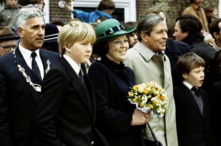 Koninginnedag Koninklijke Familie bezoekt Harlingen en Zuidlaren voor stadhuis, Bestanddeelnr 253-8707