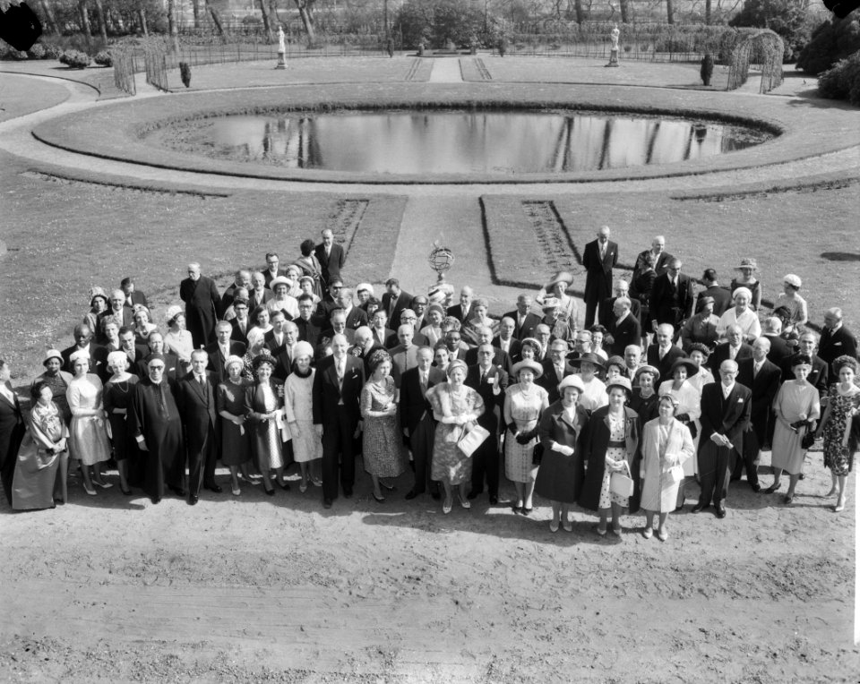 Koninklijk bezoek aan Den Haag (groepsfoto in de tuin bij Paleis), Bestanddeelnr 913-9018
