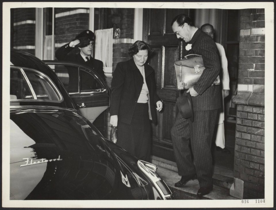 Koninklijk huis, prinsen, koninginnen, ziekenhuizen, VERTREKKEN, personenauto's,, Bestanddeelnr 016-1104